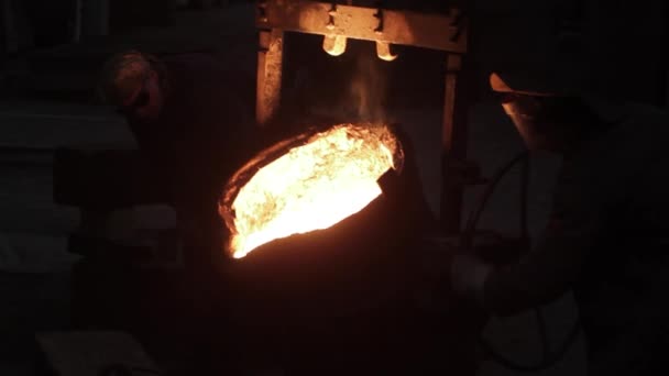 보호막은 강렬한 불꽃으로부터 보호합니다 노동자는 주조소에 금속을 붓는다 중공업 — 비디오