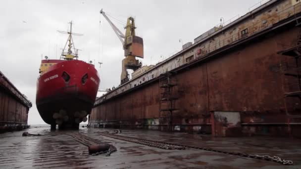 労働者が溶接する浮遊ドックの船舶修理 船体の塗装 海洋産業のための船舶構造の検査 大型クレーンを示す造船プロセス 錆びたデッキのメンテナンス作業 — ストック動画