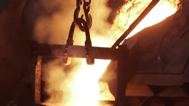 労働者は鋳造 重工場 鉄生産を監督する 強い熱が付いている炉からの産業溶融された鋼鉄注ぎ 金属工業の鋳造物の火花 冶金プロセス — ストック動画