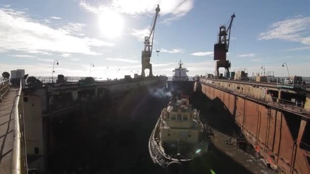 Tengerészeti Javítások Hajókarbantartás Ipari Kikötőben Vontatóhajó Segíti Konténer Hajó Száraz — Stock videók