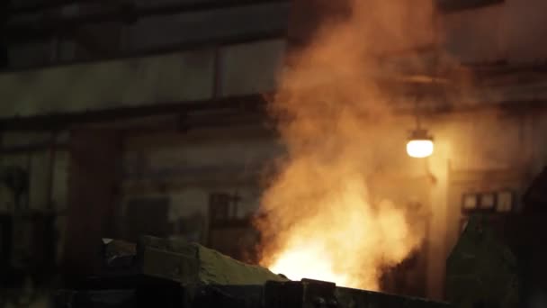 明るい溶融した金属が付いている鋳造物の産業鋼鉄鋳造プロセス 強い熱 煙の上昇 鋳造型 周囲の工場照明は製造業 冶金工学を捕獲します — ストック動画