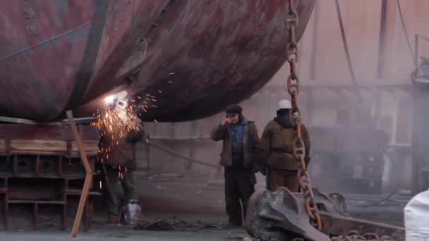 Denizcilik Sektörü Profesyonelleri Gemiyi Tamir Ediyor Endüstriyel Zemine Karşı Koruyucu — Stok video