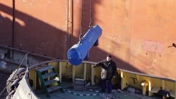 Underhåll Fartyg Ombyggnadsprocess Fångad Varvsarbetare Overall Inspekterar Reparation Torrdocka Tunga — Stockvideo