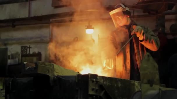 Warmstaalgietproces Industriële Installatie Industrieel Werker Beschermende Uitrusting Giet Gesmolten Metaalgieterij — Stockvideo