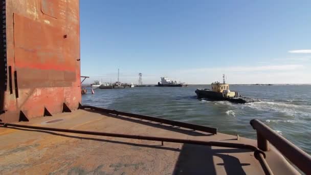 工程师检查 海运修复 港口背景 船舶在浮坞维修 拖轮协助 焊工在船体上工作 海上海运业 — 图库视频影像