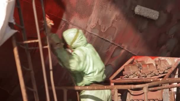 Industriellt Underhåll Till Sjöss Renovering Fartyg Arbetare Skyddsutrustning Målar Skrovet — Stockvideo