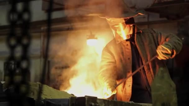 Beelden Tonen Metalen Gietproces Warmte Emissie Arbeidsveiligheid Industrieel Werker Beschermingsmiddelen — Stockvideo