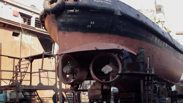 Schiffswerften Reparaturen Maritime Wartung Schiffbau Kommerzielle Schifffahrt Arbeiter Reparieren Schiff — Stockvideo