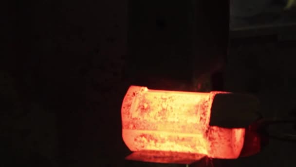 Endüstriyel Işçiler Demir Ocağında Parıldayan Metali Manipüle Ediyor Çekiç Yüksek — Stok video