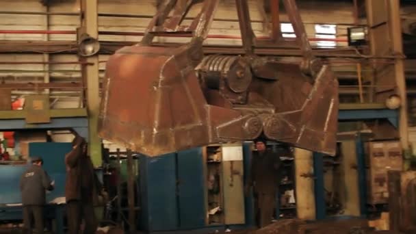 Çelik Kepçe Yukarıdaki Vinçle Asılmış Şçiler Makine Fabrikasında Endüstriyel Asansör — Stok video