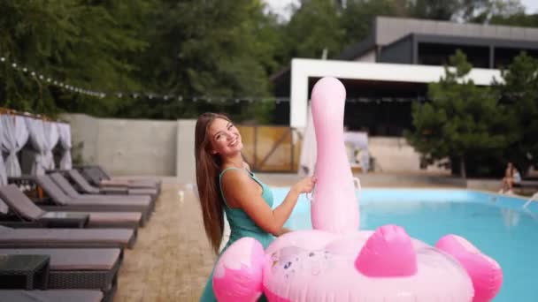 Jolie Fille Robe Bleue Avec Tube Flamant Rose Gonflable Souriant — Video