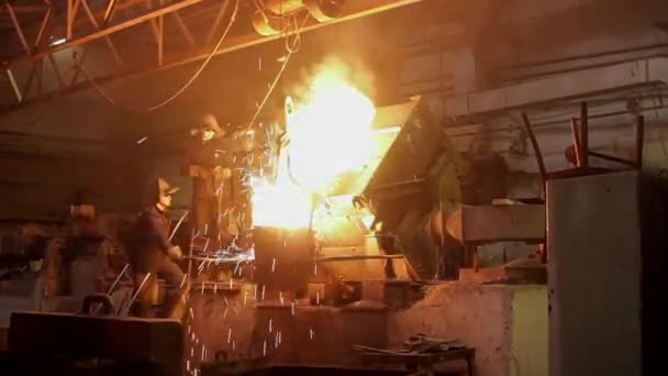 Het Team Houdt Toezicht Het Metallurgische Proces Veiligheidsuitrusting Een Hoge — Stockvideo