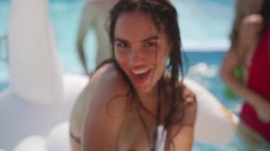 Açık bikinilerle yaz havuzu partisinde açık mavi yüzme havuzunda poz veren kızlar. Kadınlar hafta sonlarını arkadaşlarıyla geçirir, şarkılar söyler, erkek arkadaşlarıyla flört ederler..