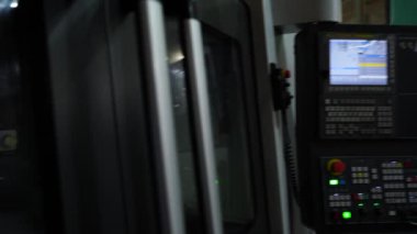 Soğutucu spreyler iş parçasının üzerine sıkılır, kenetlenir, Milli dönerken. CNC makinesi, endüstriyel çalışma alanındaki metal parçalarını hassasiyetle, otomatik tıkırdatma matkabıyla çalıştırır..