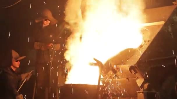 Pekerja Industri Menuangkan Logam Cair Pengecoran Baja Percikan Api Menyala — Stok Video