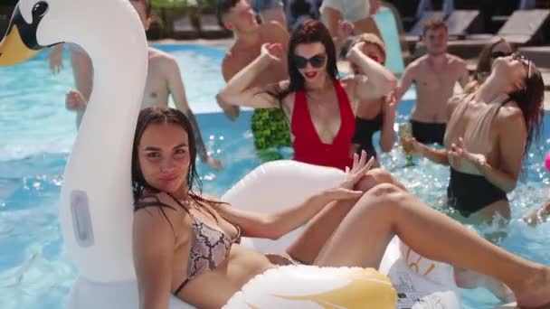 Dívčí Modely Pózující Světle Modré Vodě Bazénu Letním Bazénovém Večírku — Stock video