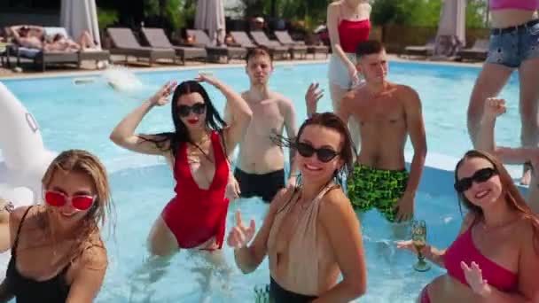 Bullriga Sommarfest Poolen Country Luxury Club Vänner Bikini Som Har — Stockvideo
