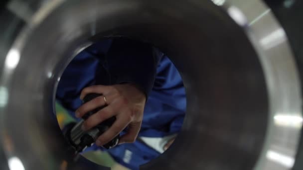 Técnico Uniforme Azul Utiliza Una Máquina Medición Coordenadas Portátil Cmm — Vídeo de stock