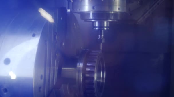 工业技术用于制造 自动化加工工具在运行中 金属加工精密度高 精密数控铣削加工成形金属件 主轴旋转 刀具锯齿成齿轮 — 图库视频影像