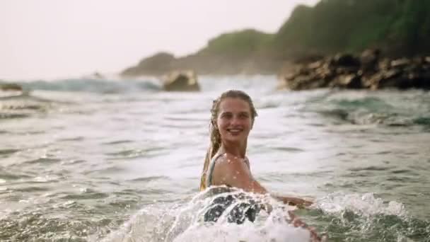 Senhora Sorridente Relaxa Mar Quente Água Salpicando Redor Praia Cênica — Vídeo de Stock