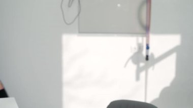 Gülümseyen erkek dişçi ve kadın hasta modern diş muayenehanesine giriyor. Dost canlısı doktor hastaya danışır. Ortodontist, tedavi sürecini kadınlara açıklıyor. Kozmetik dişçiliği.