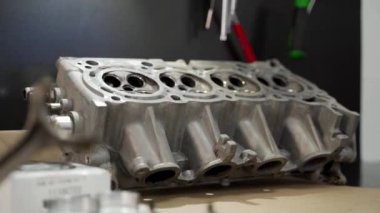 Araç bakımı için uygulamalı tanıtım ile otomatik tamir eğitimi. Uzman tamirciler motor takımlarını monte eder, pistonları, halkaları atölyeye yerleştirir. Hassasiyet, motor yeniden inşa sürecinde gösterilen beceri.