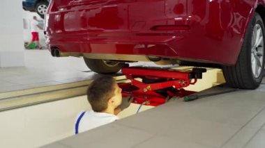 Araba servisi teknisyenleri uzaktan kumandayla sistemleri analiz eder. Otomatik mekanik, araç direksiyonunu, hidrolik asansörün süspansiyonunu kontrol eder. Atölye onarımı, bakım prosedürü, profesyonel teşhis.