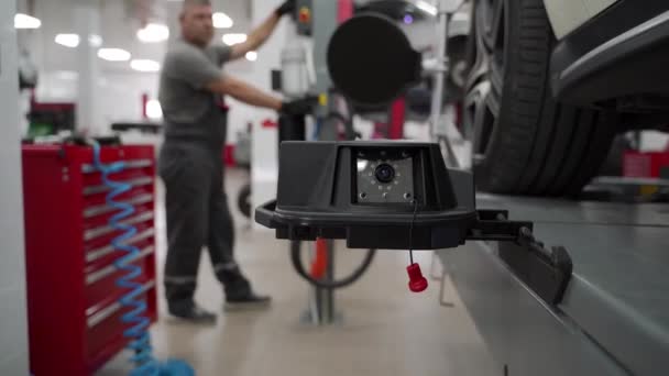 机械调整轮对齐设备 在现代汽车服务中心 汽车技师以很高的精确度对准汽车轮胎 车间技术确保精确的汽车维修 — 图库视频影像