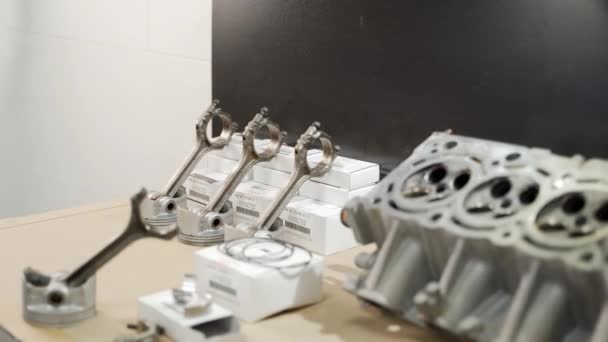 Scena Atelierului Reconstruiește Motorul Îmbunătățește Componentele Mecanica Automată Asamblează Motorul — Videoclip de stoc