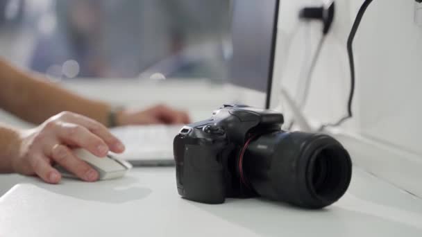 Masada Profesyonel Siyah Kamera Fotoğrafçıların Elleri Bilgisayarla Çalışıyor Ofise Fotoğraf — Stok video