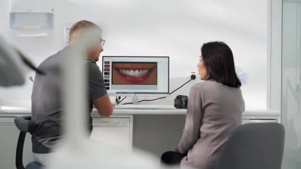Dentista Cosmético Mostrando Foto Dentes Sorrir Para Paciente Feminino Tela — Vídeo de Stock