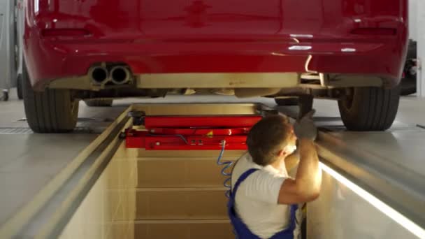 Auto Reparatie Onderhoud Controle Werkplaats Auto Monteur Inspecteert Voertuig Ophanging — Stockvideo