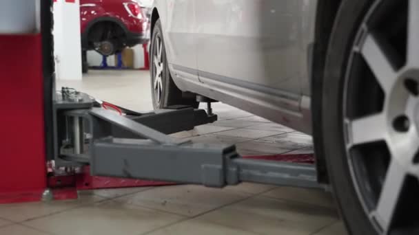 Carro Prata Elevada Para Manutenção Trabalhos Reparação Auto Mecânico Levanta — Vídeo de Stock