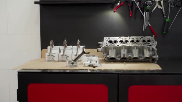 Інструменти Поблизу Ремонт Саморобних Двигунів Навчання Автомобілів Гаражі Відображення Деталей — стокове відео