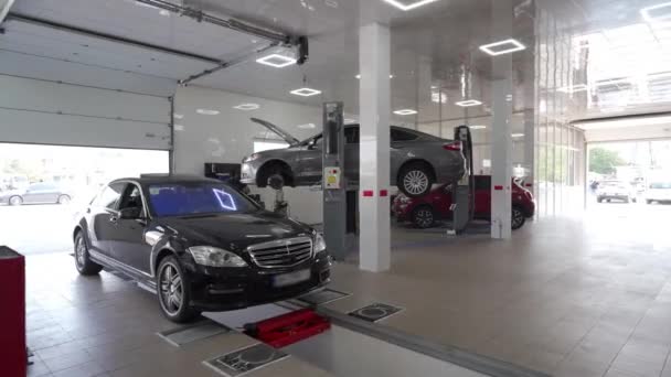 Controllo Manutenzione Auto Flusso Lavoro Del Centro Assistenza Con Berlina — Video Stock