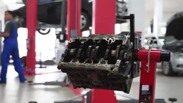 Detailansicht Von Zylinder Kurbelwelle Motorteilen Während Der Reparatur Automechaniker Demontiert — Stockvideo