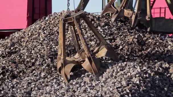 Agarra Maneja Cargas Pesadas Grúas Portuarias Operan Transferencia Minerales Nave — Vídeo de stock