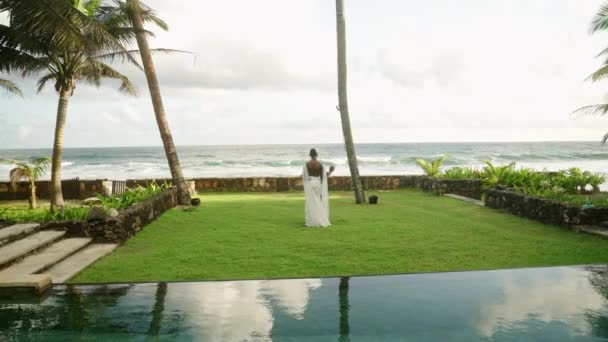 Yeni Evli Homoseksüel Çift Okyanus Kıyısında Lüks Bir Villa Havuzunda — Stok video