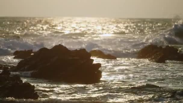 黄昏时的风景海景 有阳光映照 宁静的自然背景 夕阳西下 金色的海浪拍打着浪花 拍打着岩石海岸 放松心灵的观点 冥想的视觉 — 图库视频影像