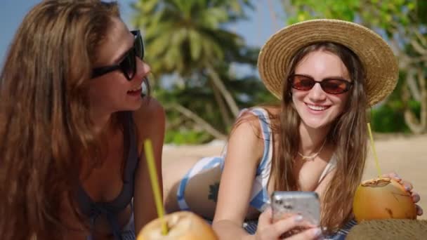 Chicas Felices Tumbadas Sol Navegando Por Las Redes Sociales Los — Vídeos de Stock