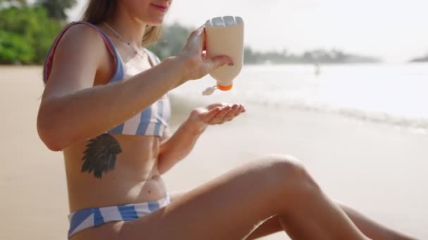 Mulher Feliz Espremendo Protetor Solar Resistente Água Garrafa Mulher Branca — Vídeo de Stock