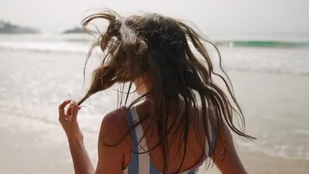 Chica Morena Caucásica Corriendo Tocando Pelo Junto Mar Reflejos Sobre — Vídeos de Stock