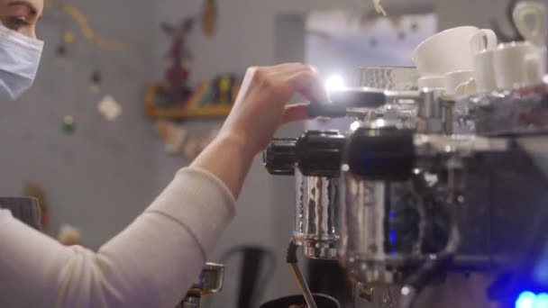 Barista Ετοιμάζει Espresso Ένα Ζεστό Καφέ Tamps Φασόλια Εδάφους Εξασφαλίζει — Αρχείο Βίντεο