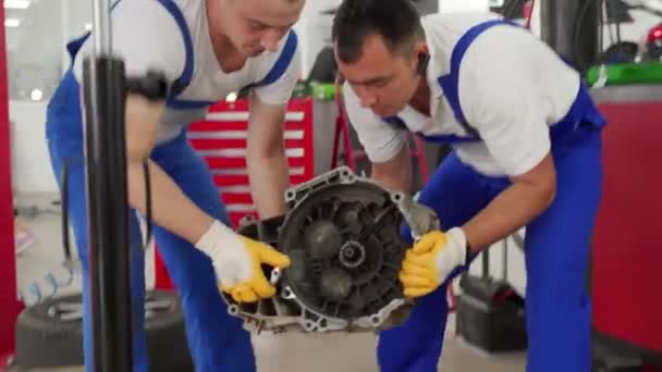 Teamwork Vedligeholdelse Køretøjer Manuel Transmission System Servicering Auto Mekanik Uniform – Stock-video