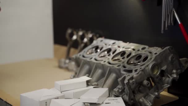 Auto Tech Expert Bygger Motordelar Bedriver Precisionsmekaniskt Arbete För Prestandauppgradering — Stockvideo