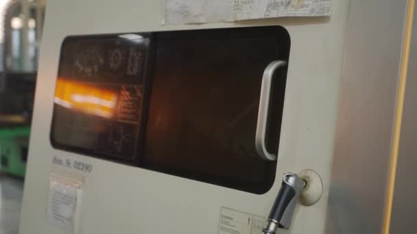 Operatör Yeni Matkap Ucu Kuruyor Makineyi Taraflı Metal Kesimine Hazırlıyor — Stok video