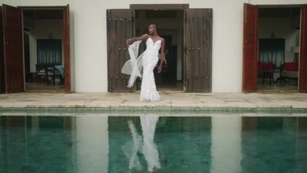 Niebinarny Czarny Model Osoby Pozuje Białej Sukience Przy Luksusowym Wejściu — Wideo stockowe