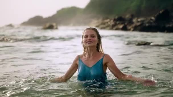 Lächelnde Dame Genießt Meereswellen Strandkleid Mode Der Malerischen Küste Elegante — Stockvideo