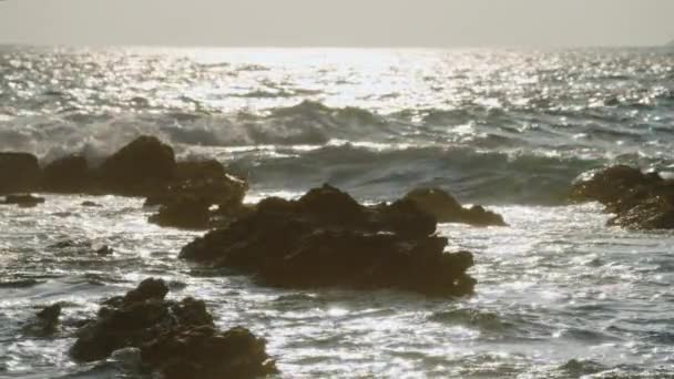 Природные Пейзажи Отдыха Путешествия Природные Документы Закат Над Океаном Камнями — стоковое видео