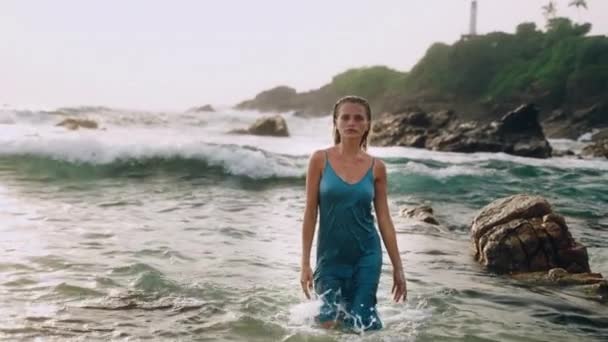 Genadige Vrouwelijke Schoonheid Wandelingen Het Strand Water Druipen Van Kleren — Stockvideo